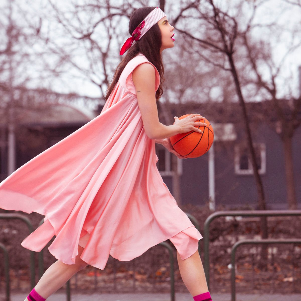 Lorena Riga trabaja en su estudio creativo Dondyk+Riga en Madrid. En esta foto: EDITORIAL DE MODA por Lorena Riga con Irene Baeza jugadora de Basket del Real Canoe y vestidos de Maison Mesa. publicado en la portada de la revista shuba issue 45 vol 8_on the field