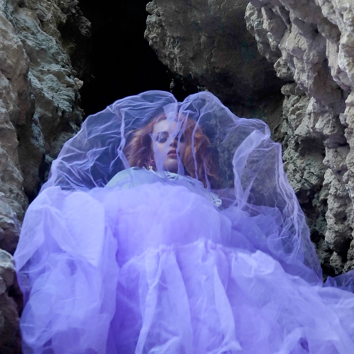 EDITORIAL DE MODA por Lorena Riga con Sara Vela, vestuario de Raul Rguez, MUA Jehosua Vogele, publicado en Fienfh Magazine vol2 #9 january issue 2020