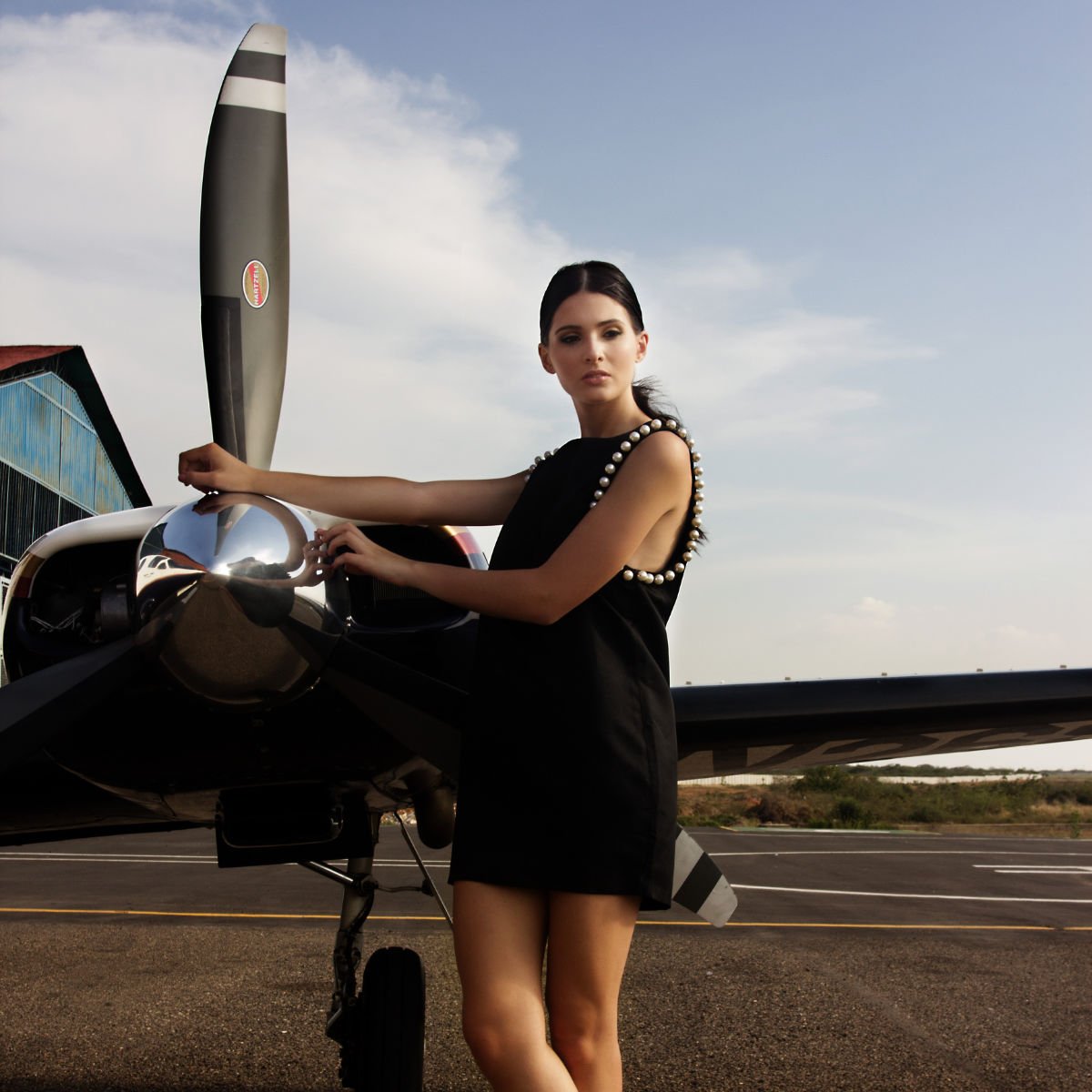 sesion de LookBook en Aeropuerto con avion para la marca de Tiendas Garota por Lorena Riga