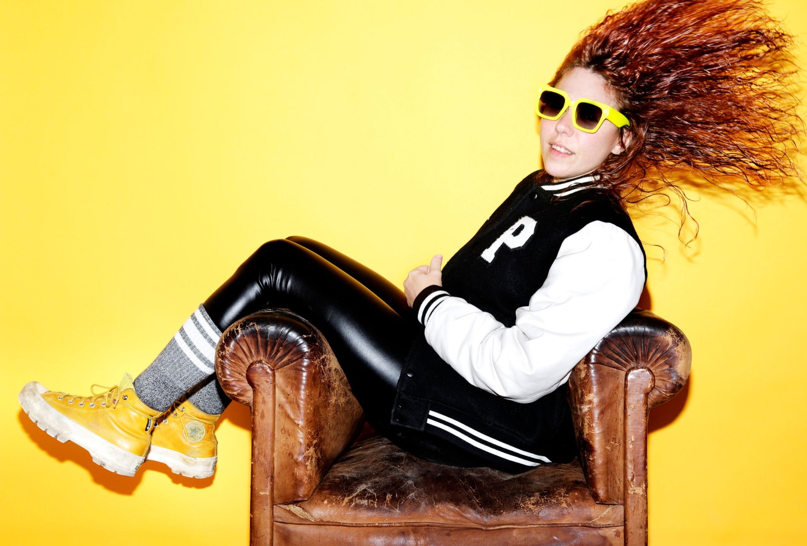 Lorena Riga Fotografo de Moda y storytelling en Madrid Lorena Riga. En esta foto: Lorena Riga junto a Milton su gato adoptado, en su estudio creativo.